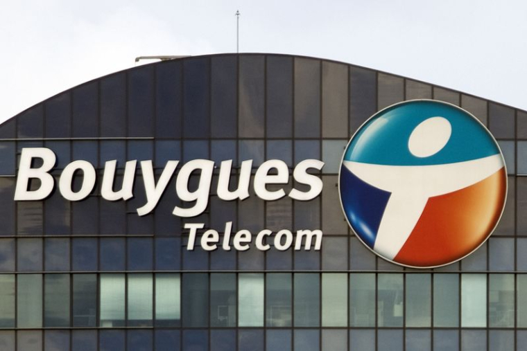 Logo de Bouygues Telecom sur la façade du siège de l'entreprise à Issy-Les-Moulineaux