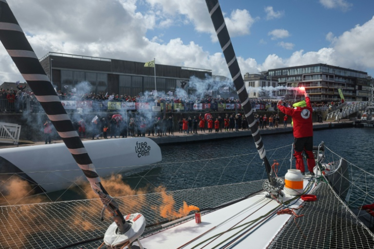 Le skipper breton Guirec Soudée à son arrivée à Brest après avoir pulvérisé le record du tour du monde à l'envers, le 28 mars 2026 ( AFP / FRED TANNEAU )