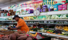 Un homme fait ses courses au supermarché Best World dans le quartier de Mount Pleasant à Washington