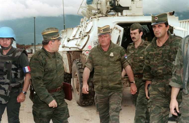 Le commandant des forces serbes en Bosnie, le général Ratko Mladic (d), arrive à l'aéroport de Sarajevo, le 10 août 1993 ( AFP / GABRIEL BOUYS )