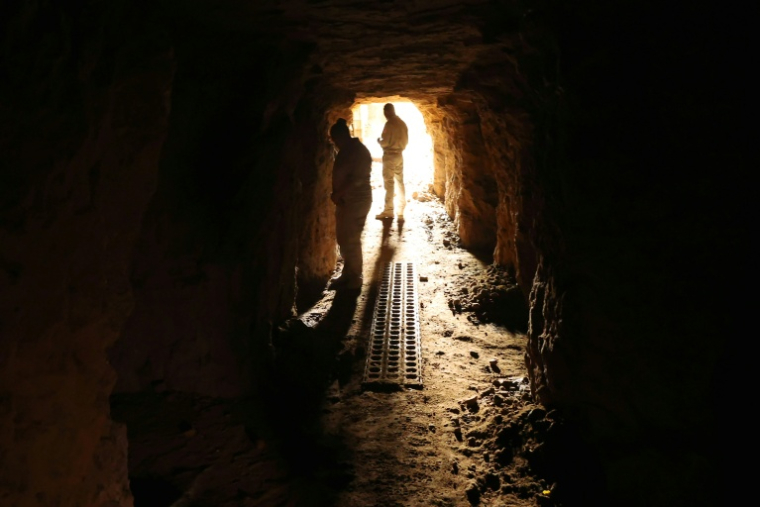 Un tunnel que les troupes néo-zélandaises ont construit sous Bloody Ridge pendant la Seconde Guerre mondiale pour échapper aux bombardements des pilotes japonais à Honiara, le 11 septembre 2025 aux Iles Salomon ( AFP / Ben STRANG )