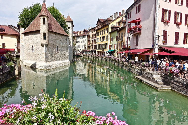 Selon le maire d'Annecy, ces plateformes empêcheraient certains locaux de se loger à des prix corrects. Photo d'illustration. (MemoryCatcher / Pixabay)