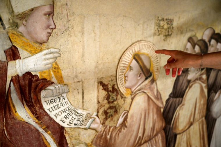 Une fresque du XIVe siècle de Giotto lors d'une visite de presse marquant la fin des travaux de restauration dans la basilique Santa Croce à Florence, le 12 juin 2026 en Italie ( AFP / Tiziana FABI )