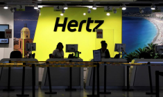 LE LOUEUR AUTOMOBILE HERTZ COMMANDE 100.000 VOITURES À TESLA