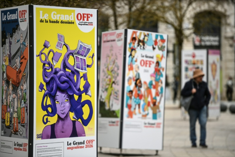 Des affiches publicitaires annonçant le festival de bande dessinée "Le Grand Off" à Angoulême, le 29 janvier 2026 en Charente ( AFP / Christophe ARCHAMBAULT )