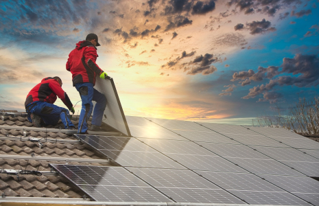 Investir dans le photovoltaïque, une bonne idée en 2025 ? (Crédits photo : ©  mmphoto - stock.adobe.com)