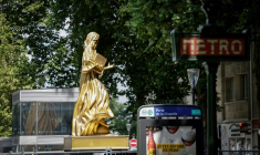 La statue dorée de l'avocate et militante féministe Gisèle Halimi est instalée Porte de la Chapelle à Paris le 18 juillet 2025  ( AFP / STEPHANE DE SAKUTIN )