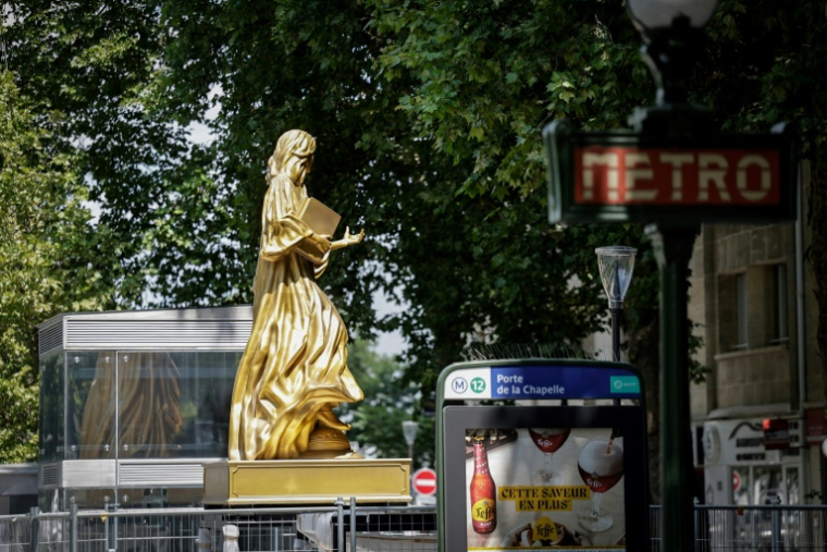 La statue dorée de l'avocate et militante féministe Gisèle Halimi est instalée Porte de la Chapelle à Paris le 18 juillet 2025  ( AFP / STEPHANE DE SAKUTIN )