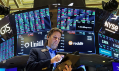 Un trader travaille sur le parquet de la Bourse de New York (NYSE) à New York, aux États-Unis