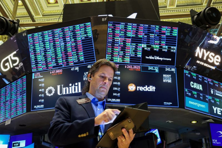 Un trader travaille sur le parquet de la Bourse de New York (NYSE) à New York, aux États-Unis