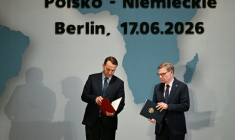 Le ministre allemand des Affaires étrangères Johann Wadephul (droite) et son homologue polonais Radoslaw Sikorski assistent à une cérémonie germano-polonaise, à Berlin le 17 juin 2026 ( AFP / RALF HIRSCHBERGER )