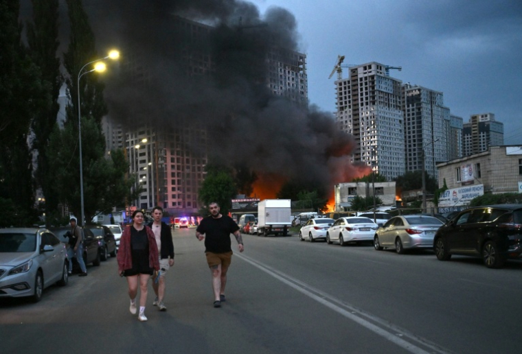 Après de nouvelles frappes russes à Kiev, en Ukraine, le 6 juin 2026  ( AFP / Genya Savilov )