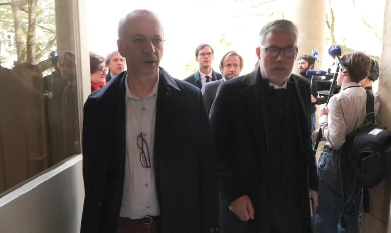 Budget : les députés socialistes arrivent à l'Assemblée