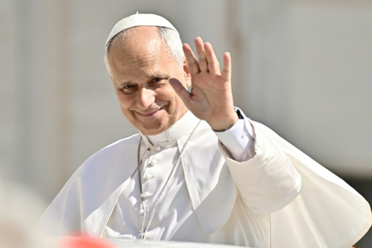 Le pape Léon XIV salue la foule lors de l’audience générale hebdomadaire sur la place Saint-Pierre, au Vatican, le 24 juin 2026 ( AFP / Filippo MONTEFORTE )
