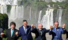 Les présidents argentin Javier Milei, du Paraguay Santiago Pena, du Brésil Luiz Inacio Lula da Silva et de l'Uruguay Yamandu Orsi au sommet du Mercosur le 20 décembre 2025 ( AFP / Evaristo Sa )