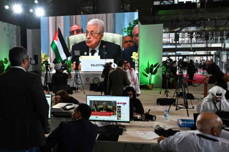 Des journalistes suivent le discours du président palestinien Mahmoud Abbas au centre des médias, lors de l'ouverture du sommet d'urgence arabo-islamique à Doha, le 15 septembre 2025 au Qatar ( AFP / MAHMUD HAMS )