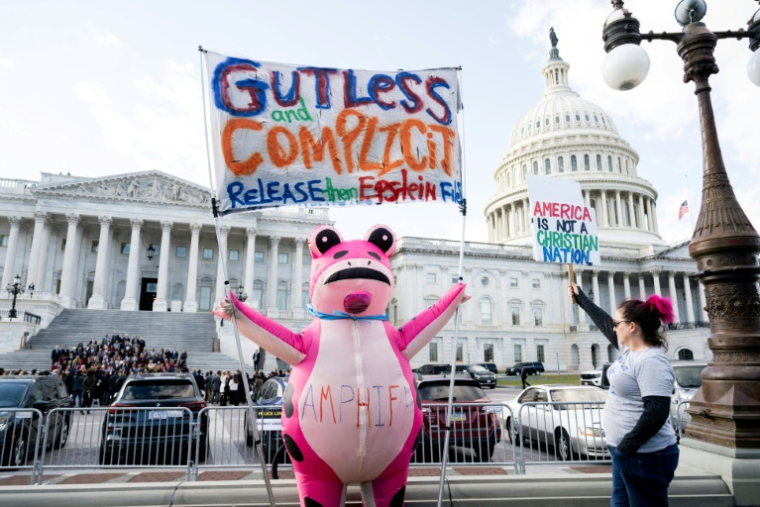 Des manifestants réclament la publication des dossiers sur l'affaire Jeffrey Epstein devant le Capitole américain, à Washington, aux-Etats-Unis, le 12 novembre 2025 ( AFP / SAUL LOEB )