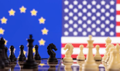Des pièces d'échecs devant des drapeaux des États-Unis et de l'Union Européenne
