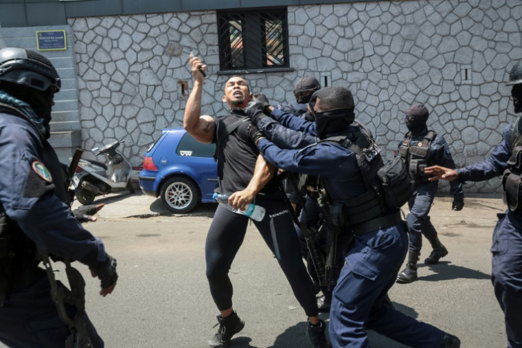 Un manifestant protestant contre les coupures d'eau et d'électricité à Madagascar est interpellé par la police à Antananarivo le 25 septembre 2025 ( AFP / RIJASOLO )