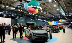 Des véhicules présentés au Mondial de l'automobile, à Paris, le 12 octobre 2026 ( AFP / Ludovic MARIN )