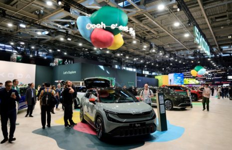 Des véhicules présentés au Mondial de l'automobile, à Paris, le 12 octobre 2026 ( AFP / Ludovic MARIN )