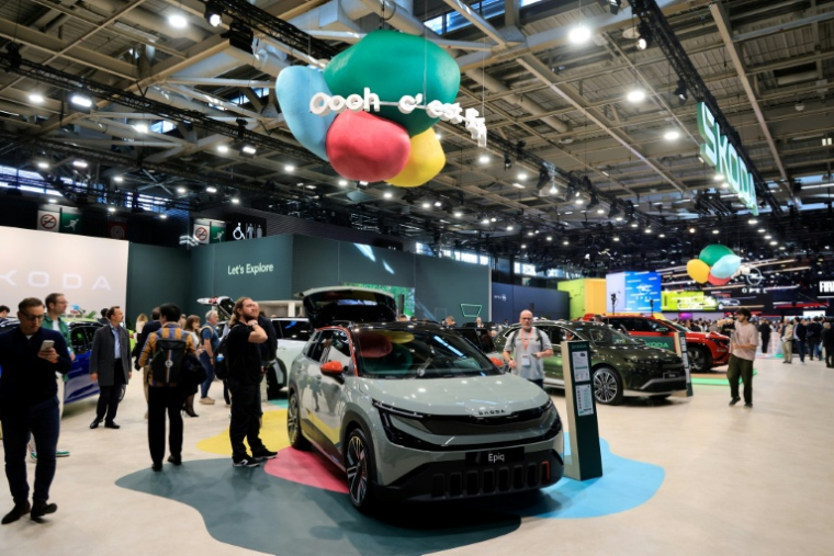 Des véhicules présentés au Mondial de l'automobile, à Paris, le 12 octobre 2026 ( AFP / Ludovic MARIN )