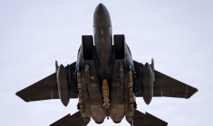 Sur cette photo fournie par l'Armée de l'air américaine, l'on peut voir un chasseur-bombardier F-15E décoller dans le cadre de l'opération "Fureur épique" lancée par Donald Trump en Iran ( US Airforce / - )