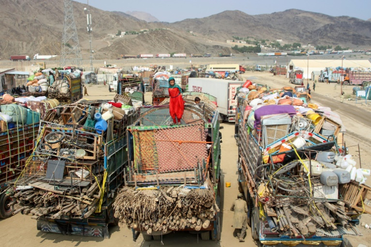 Des réfugiés afghans, expulsés du Pakistan, arrivent en camion avec leurs bien à un camptement à Torkham, dans la province de nangarhar, le 15 septembre 2025 en Afghanistan ( AFP / - )