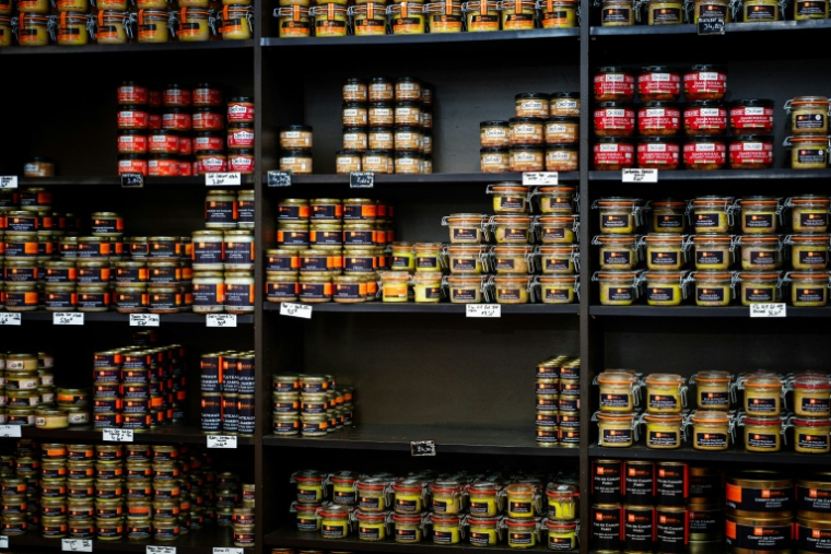 Des pots de foie gras au marché international de Rungis, dans le Val-de-Marne, le 6 décembre 2023 ( AFP / Dimitar DILKOFF )