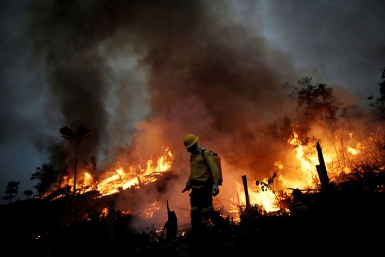 BRÉSIL: POUR BOLSONARO, LES INCENDIES EN AMAZONIE SONT "UN MENSONGE"