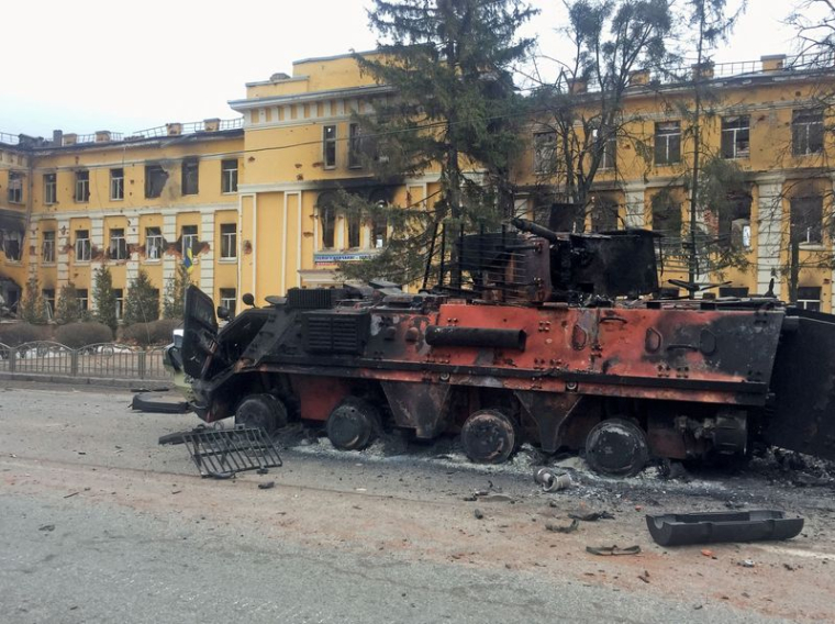LA RUSSIE INTENSIFIE SES BOMBARDEMENTS, UNE COLONNE DE BLINDÉS VERS KIEV