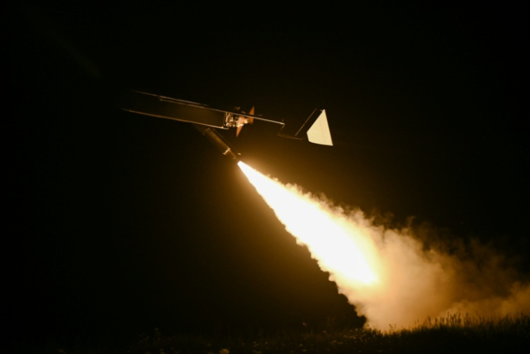 Un drone ukrainien de longue portée lancé par des militaires du 9e bataillon Kairos des "Oiseaux de Madyar" depuis un lieu tenu secret en Ukraine, le 16 mai 2026 ( AFP / Genya SAVILOV )