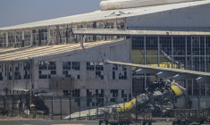 Une partie d'avion endommagée sur le tarmac de l’aéroport de la capitale soudanaise Khartoum, le 15 avril 2026 ( AFP / Khaled DESOUKI )