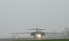 Trois bombardiers B-1 de l’US Air Force sur le tarmac de la base de la RAF de Fairford, dans le sud-ouest de l’Angleterre, le 7 mars 2026 ( AFP / JUSTIN TALLIS )