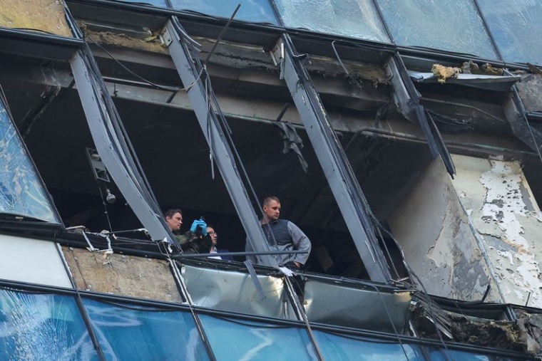 Les services de sécurité russes inspectent un bâtiment endommagé à Moscou après une attaque de drone