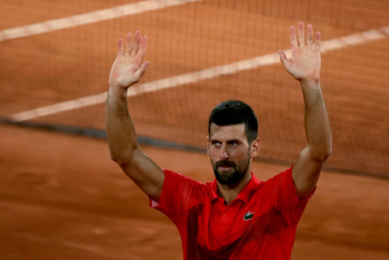 Novak Djokovic salue le public après son élimination en demi-finale de Roland-Garros, le 6 juin 2025 ( AFP / Alain JOCARD )