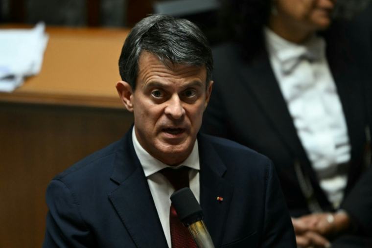 Le ministre des Outre-mer Manuel Valls s'exprime lors d'une séance de questions au gouvernement, le 24 juin 2025 à Paris ( AFP / Julie SEBADELHA )