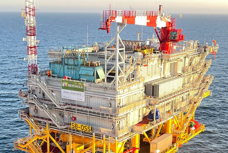 Smulders, filiale belge d'Eiffage Métal, a signé avec le gestionnaire du réseau de transport d'électricité français RTE un contrat de "développement et de construction de trois sous-stations électriques en courant alternatif", afin de raccorder trois parcs éoliens en mer. (crédit : Eiffage / Ailes Marines)