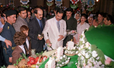 L'ancien président irakien Saddam Hussein célébrant son 63e anniversaire en 2000 ( INA /  )