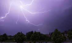 De violents orages se sont abattus sur une grande partie de la France, dont Paris et sa petite couronne, dans la nuit de vendredi à samedi, le 14 juin 2025 à Bruay-la-Buissiere. ( AFP / Sameer Al-DOUMY )