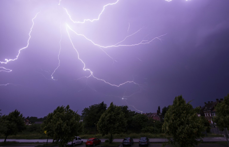 De violents orages se sont abattus sur une grande partie de la France, dont Paris et sa petite couronne, dans la nuit de vendredi à samedi, le 14 juin 2025 à Bruay-la-Buissiere. ( AFP / Sameer Al-DOUMY )
