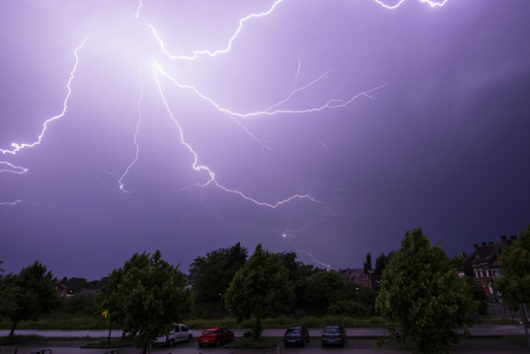 Un orage dans le ciel de Bruay-la-Buissière (Pas-de-Calais) le 14 juin 2025 ( AFP / Sameer Al-DOUMY )