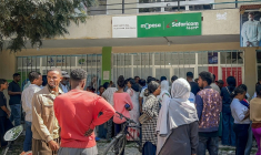 Des habitants de Mekele (nord de l'Ethiopie) font la queue pour acheter des cartes SIM dans une boutique de téléphonie, alors que les réseaux de télécommunications et internet sont perturbés, le 25 septembre 2026 ( AFP / - )
