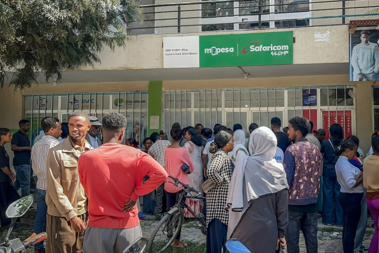 Des habitants de Mekele (nord de l'Ethiopie) font la queue pour acheter des cartes SIM dans une boutique de téléphonie, alors que les réseaux de télécommunications et internet sont perturbés, le 25 septembre 2026 ( AFP / - )