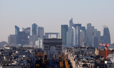 Vue générale de l'Arc de Triomphe et du quartier financier et d'affaires de La Défense
