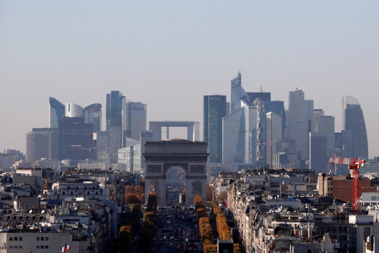 Vue générale de l'Arc de Triomphe et du quartier financier et d'affaires de La Défense