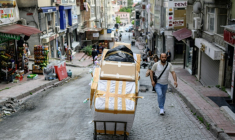Un porteur pousse un chariot chargé de cartons dans le quartier de Laleli, à Istanbul, le 27 mai 2025 en Turquie ( AFP / Yasin AKGUL )