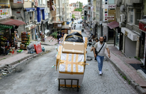 Un porteur pousse un chariot chargé de cartons dans le quartier de Laleli, à Istanbul, le 27 mai 2025 en Turquie ( AFP / Yasin AKGUL )