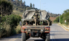Un véhicule militaire israélien patrouille sur la route du nord dans la Haute Galilée, à la frontière avec le Liban, le 9 juin 2026 ( AFP / Jalaa MAREY )