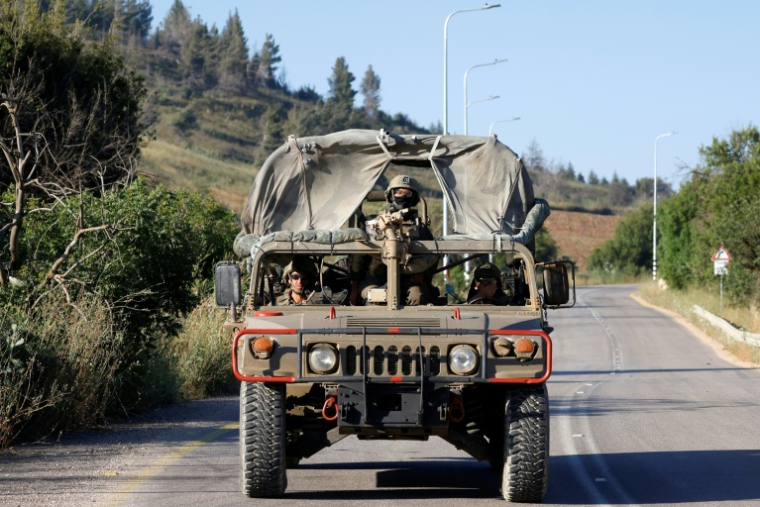 Un véhicule militaire israélien patrouille sur la route du nord dans la Haute Galilée, à la frontière avec le Liban, le 9 juin 2026 ( AFP / Jalaa MAREY )